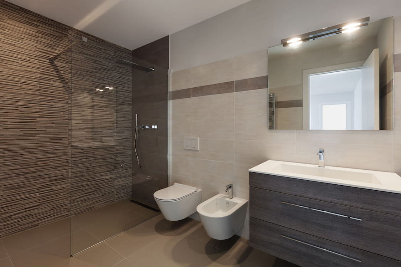 Piatto doccia a filo pavimento, soluzione design: pro e contro Bagni in resina pro e contro