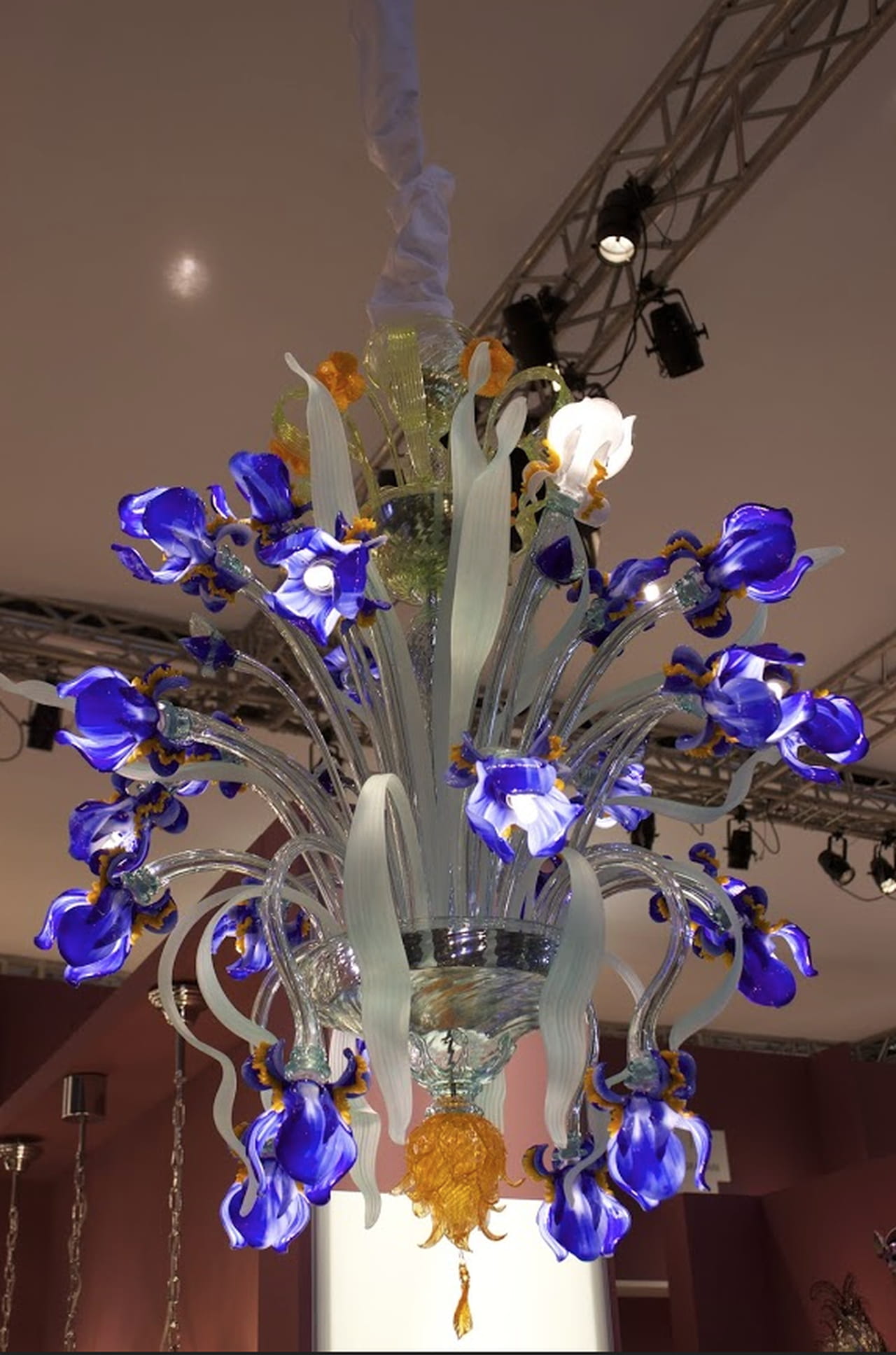 Lampadari preziosi: la luce che arreda
