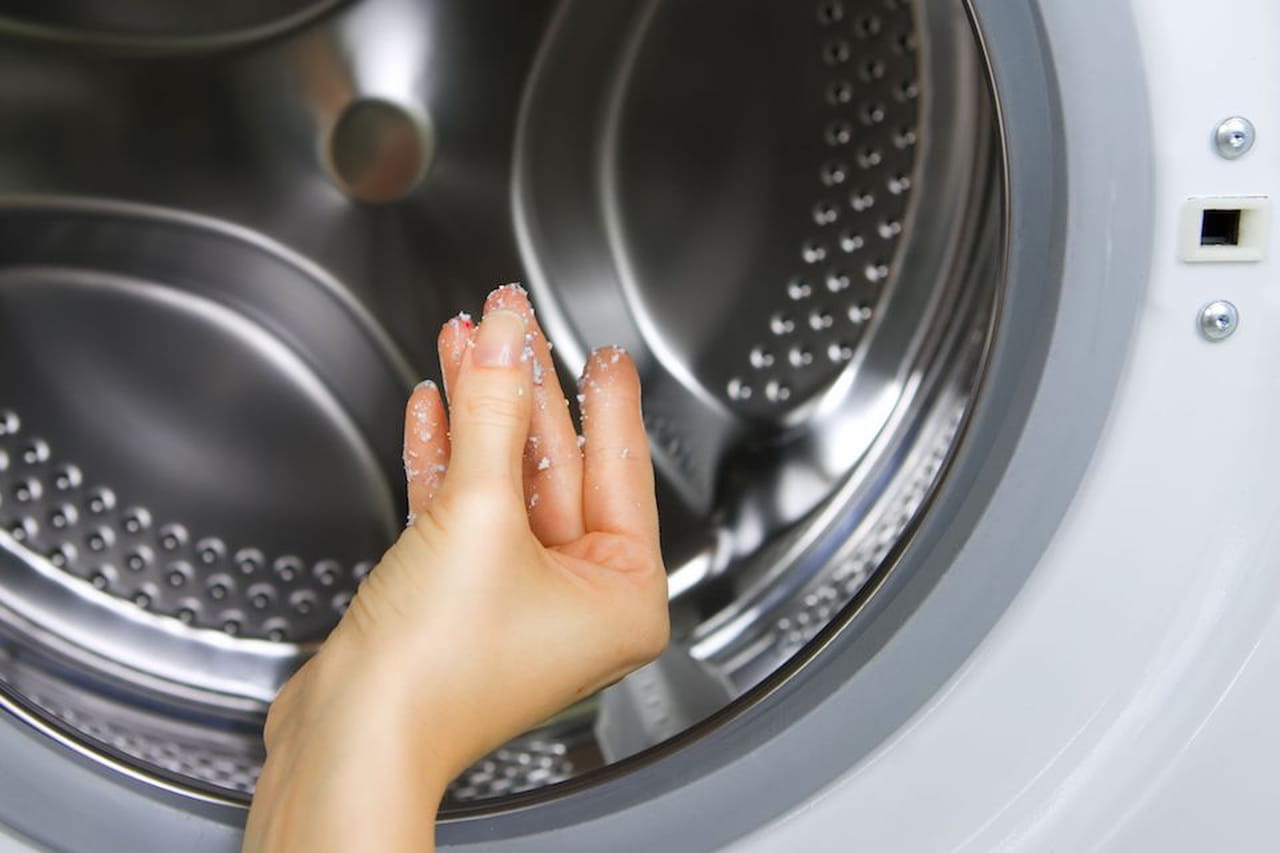 Come pulire la lavatrice: aceto e bicarbonato per igiene profumata Eliminare calcare lavatrice