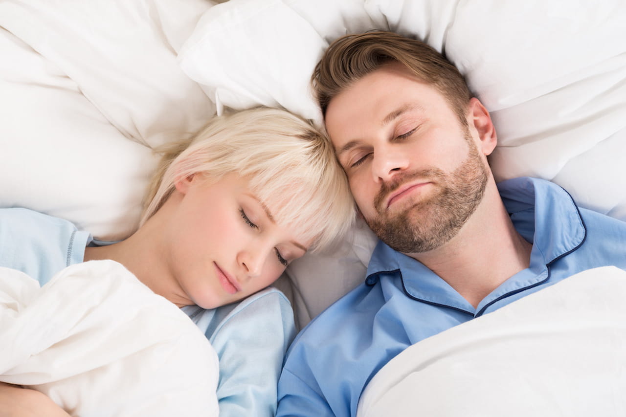 Dormire insieme: abbracciati a letto, coppie felici