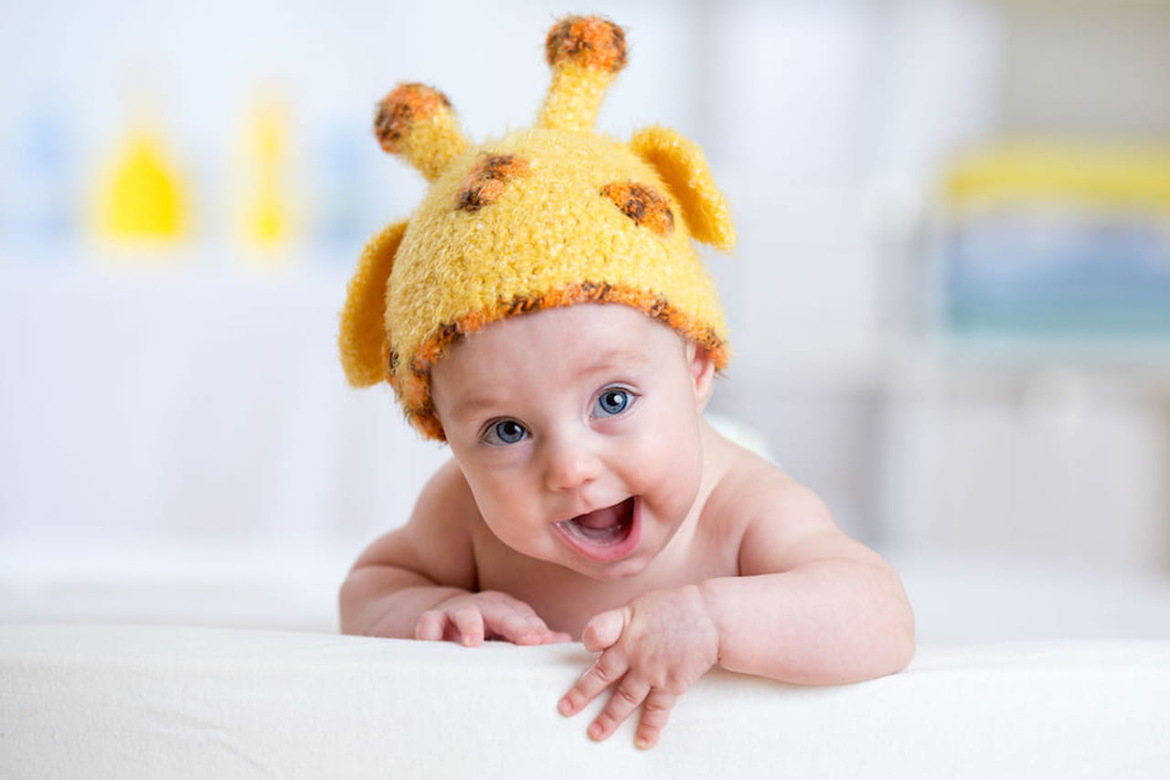 Vestiti per bambini neonati Scopri in questa sezione tutte le proposte moda delle migliori marche per neonati e neonate mesi. Non potrai resistere a tutine, completini, sacchi nanna, accessori, scarpine, pigiami e intimo.