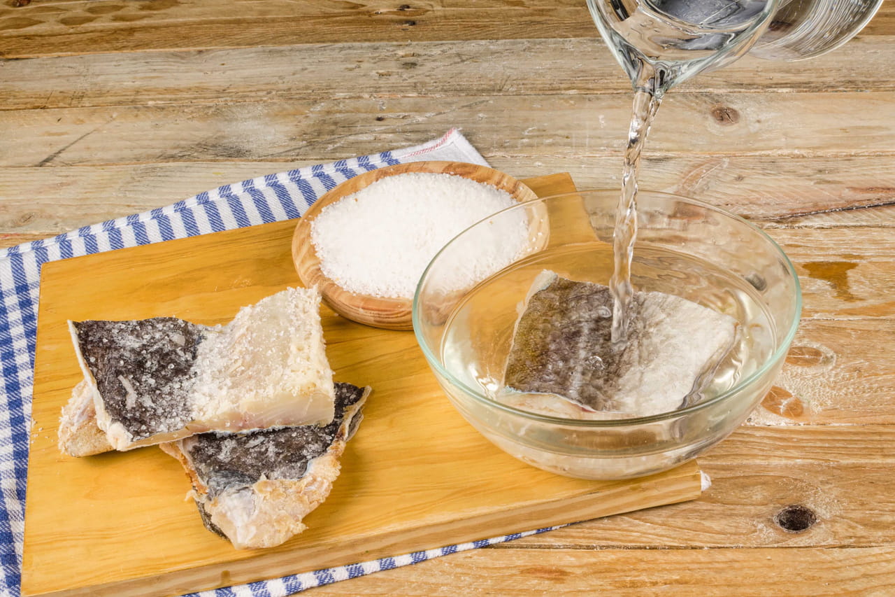 Saiba como dessalgar bacalhau de maneira simples