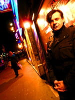 Pierre Escot : interview de l’artiste, auteur, éditeur sortant des toilettes et sous le plafond blanc d’un café-comptoir