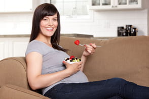تناول الفراولة والعنب أثناء الحمل يعززان مهارات القراءة لدى طفلك