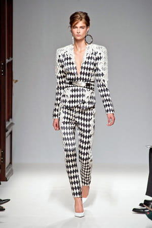 موضة الثمانينات تعود مع مجموعة Balmain لربيع وصيف 2013