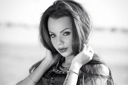 Niia hall single