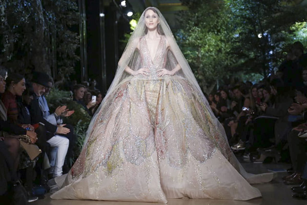 إيلي صعب يسحر باريس بمجموعته الراقية لصيف 2015