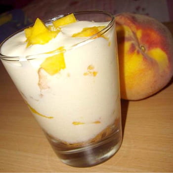 Tiramisù alle pesche gialle e vaniglia - Magazine delle donne