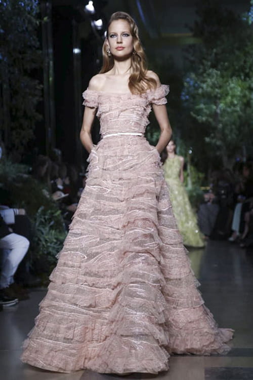 إيلي صعب يسحر باريس بمجموعته الراقية لصيف 2015